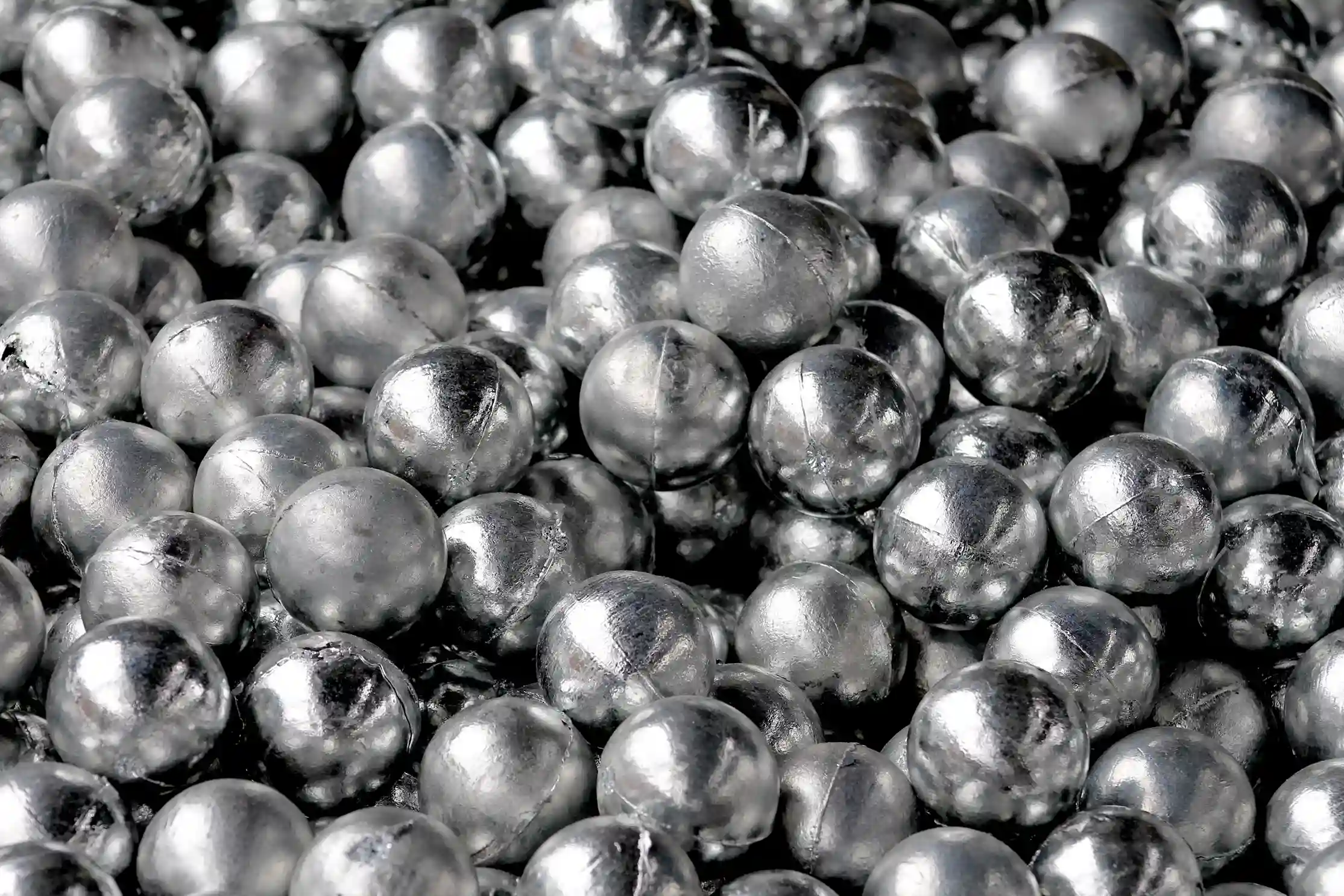 Bolas-de-Zinc-2 Bolas de zinc brillantes agrupadas.
