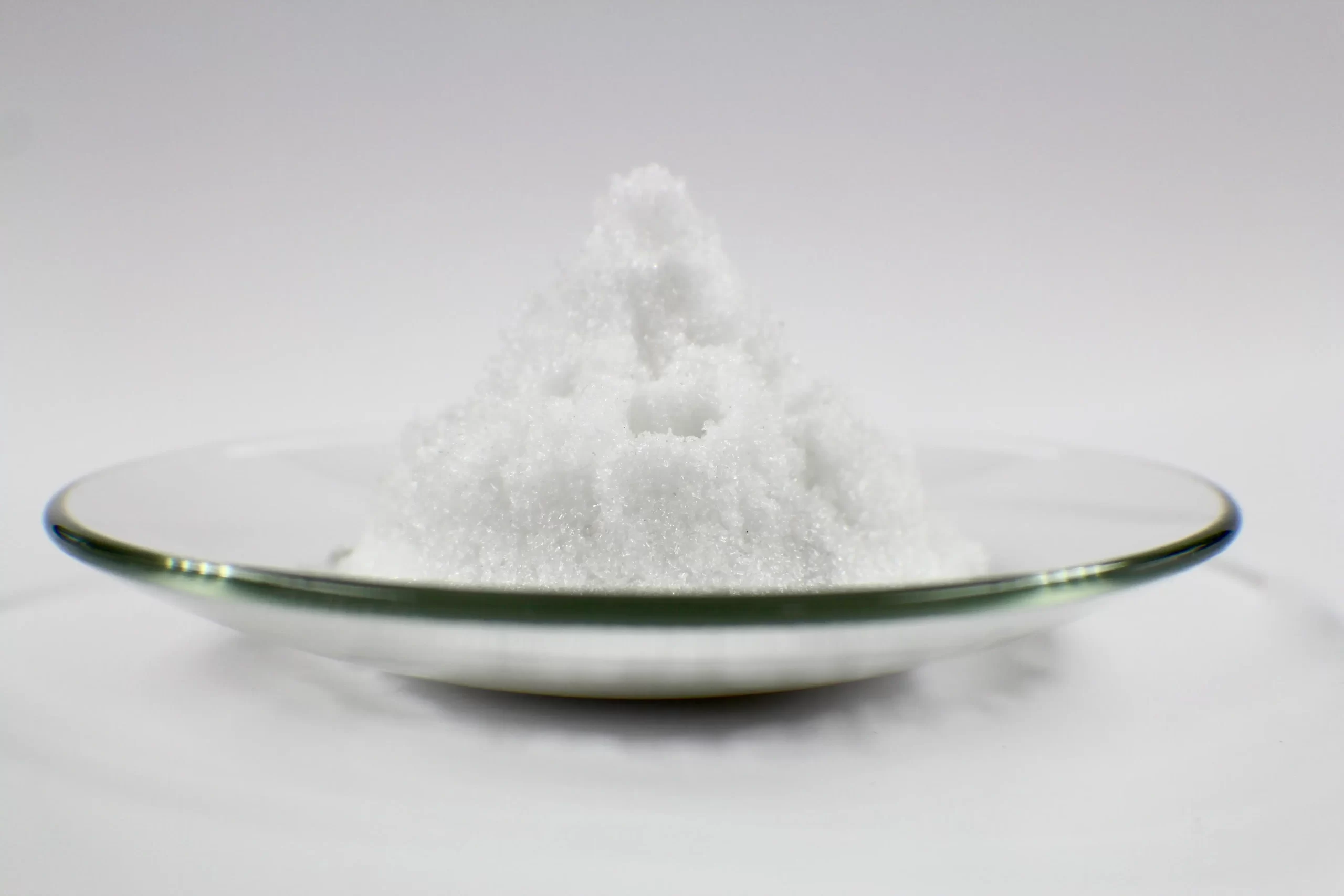 Sulfato-de-Zinc-scaled Sulfato de zinc en un plato de laboratorio.