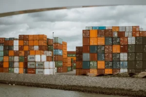Contenedores marítimos en puerto para transporte internacional de mercancías