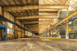 Planta industrial vacía utilizada para procesos de abastecimiento y producción