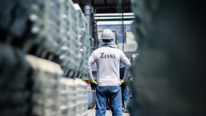 Operacion industrial de transformacion de metales de ZINSA.